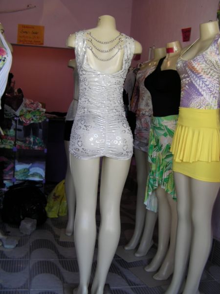 Vestido Drapeado com Corrente nas Costas